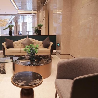 Sofa und Wohnstuhl aus feinem Stoff