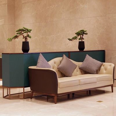 Sofa und Wohnstuhl aus feinem Stoff
