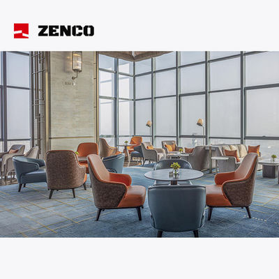Leichte Luxusmöbel in der Hotelhalle mit vier Freizeitstühlen und einem Couchtisch