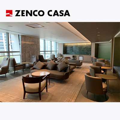 Moderne Freizeitmöbel mit Liegestühlen, Sofas und Couchtischen