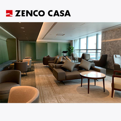 Moderne Freizeitmöbel mit Liegestühlen, Sofas und Couchtischen
