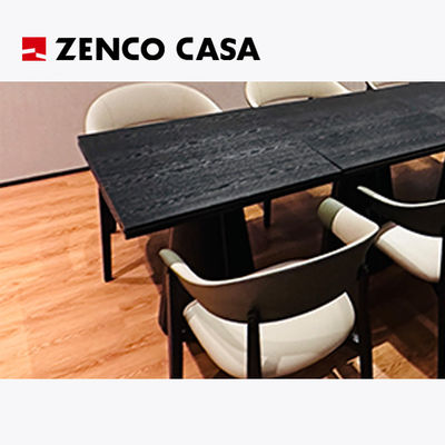 Das Möbelstück des Hotelmittagszimmers beinhaltet einen Massivholztisch und Freizeitstühle