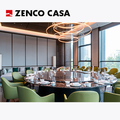 Die Möbel des Hotels und des Restaurants beinhalten einen rotierbaren Marmor-Runden Tisch und grüne Ledersessel.
