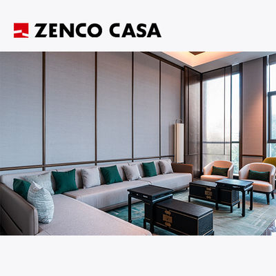 Die Möbel des Freizeitbereichs des Hotels umfassen ein L-förmiges Sofa, einen Couchtisch und einen Sitzbereich