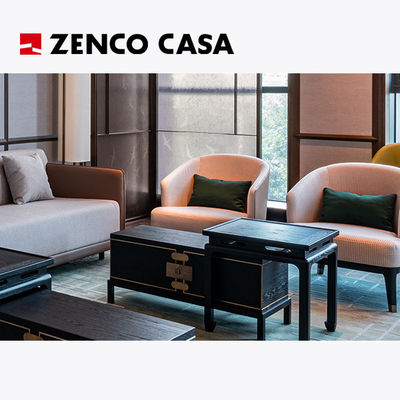 Die Möbel des Freizeitbereichs des Hotels umfassen ein L-förmiges Sofa, einen Couchtisch und einen Sitzbereich