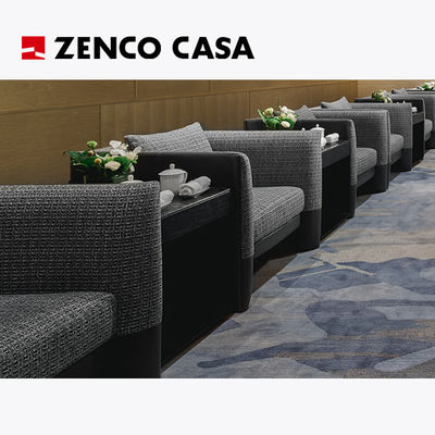 Möbel des Hotelmittagszimmers mit Couchtisch und Freizeitstuhl