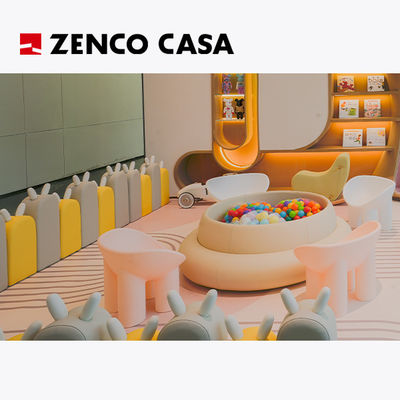 KinderSpielplatzmöbel mit bunten Hockern und Stühlen