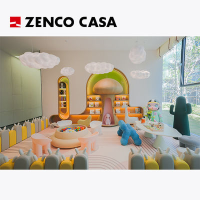 KinderSpielplatzmöbel mit bunten Hockern und Stühlen