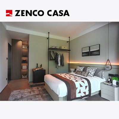 Leichtes Luxus Apartment Schlafzimmer mit Massivholz Bett und Leder Nachttisch