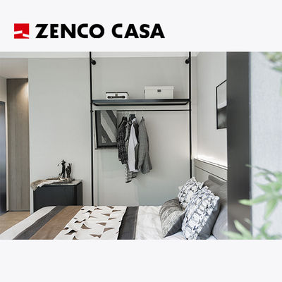 Leichtes Luxus Apartment Schlafzimmer mit Massivholz Bett und Leder Nachttisch